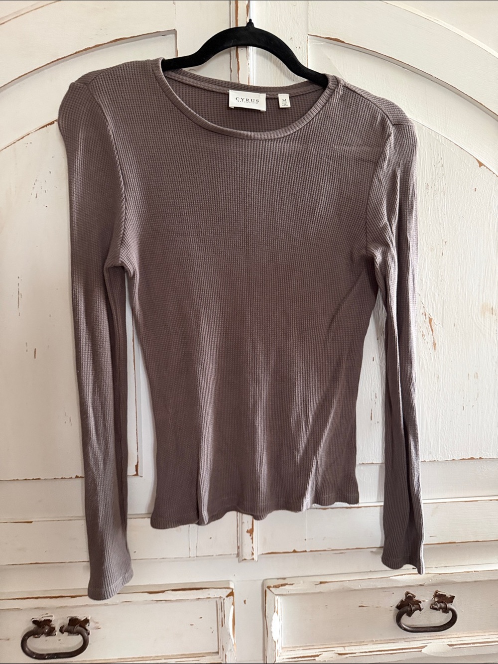 Cyrus Long-Sleeve Ribbed Crewneck Top in Taupe Gray